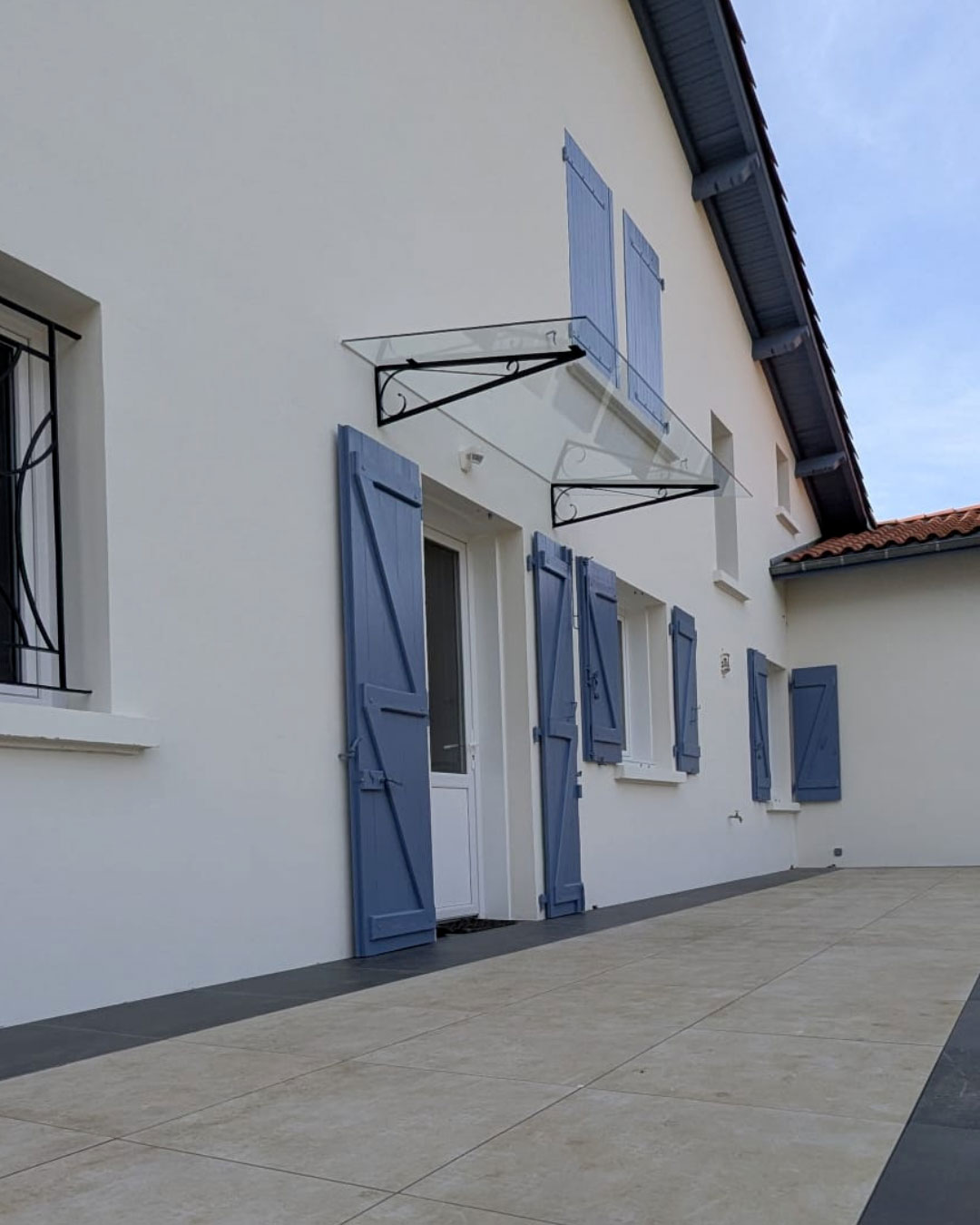 Marquise avec armature en fer forgé conservée – vitrage sur mesure