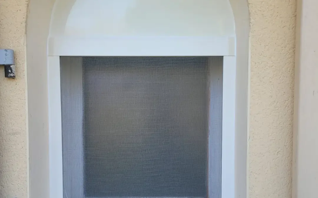 Installation d’une moustiquaire cintrée dans les Landes