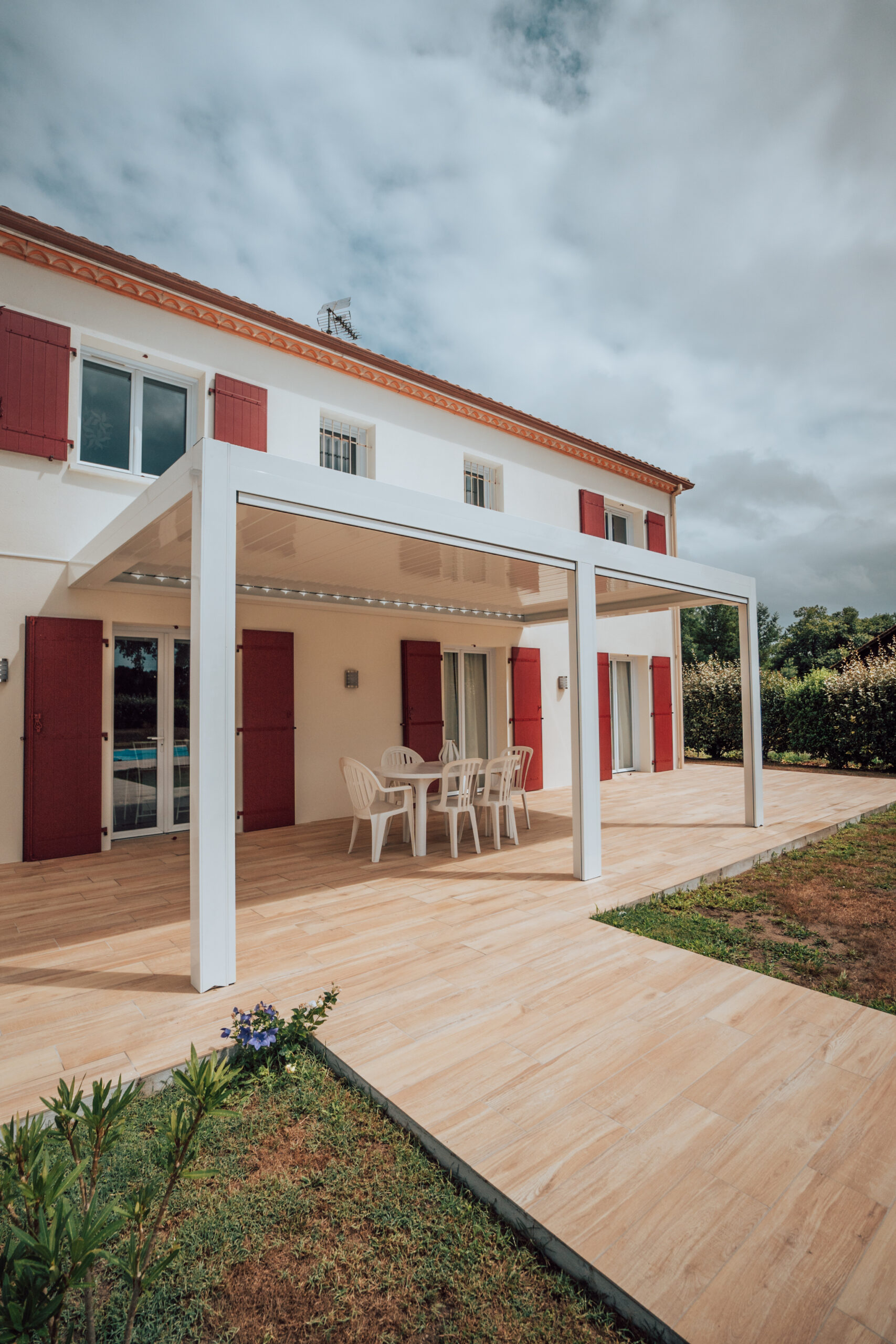 Pergola bioclimatique avec stores intégrés à Hagetmau