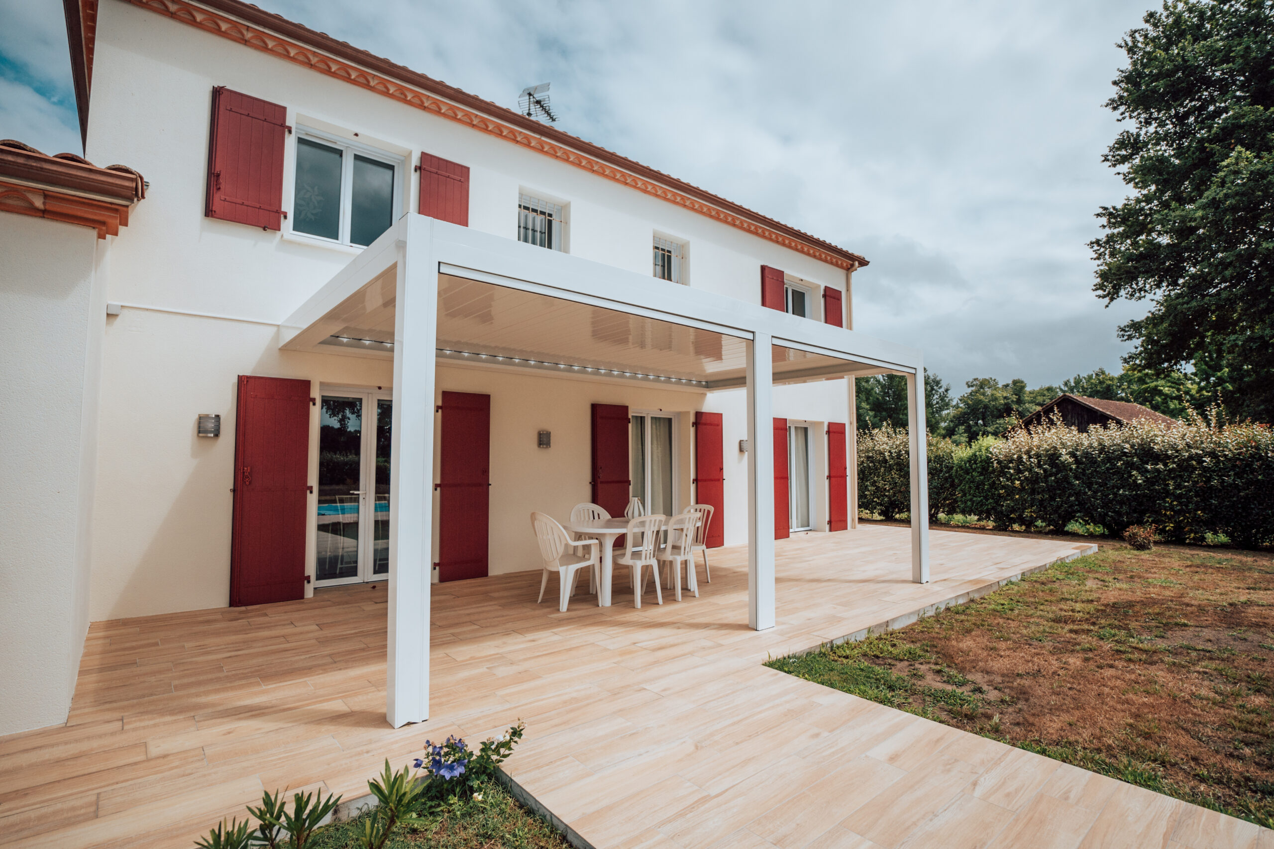 Pergola bioclimatique avec stores intégrés à Hagetmau