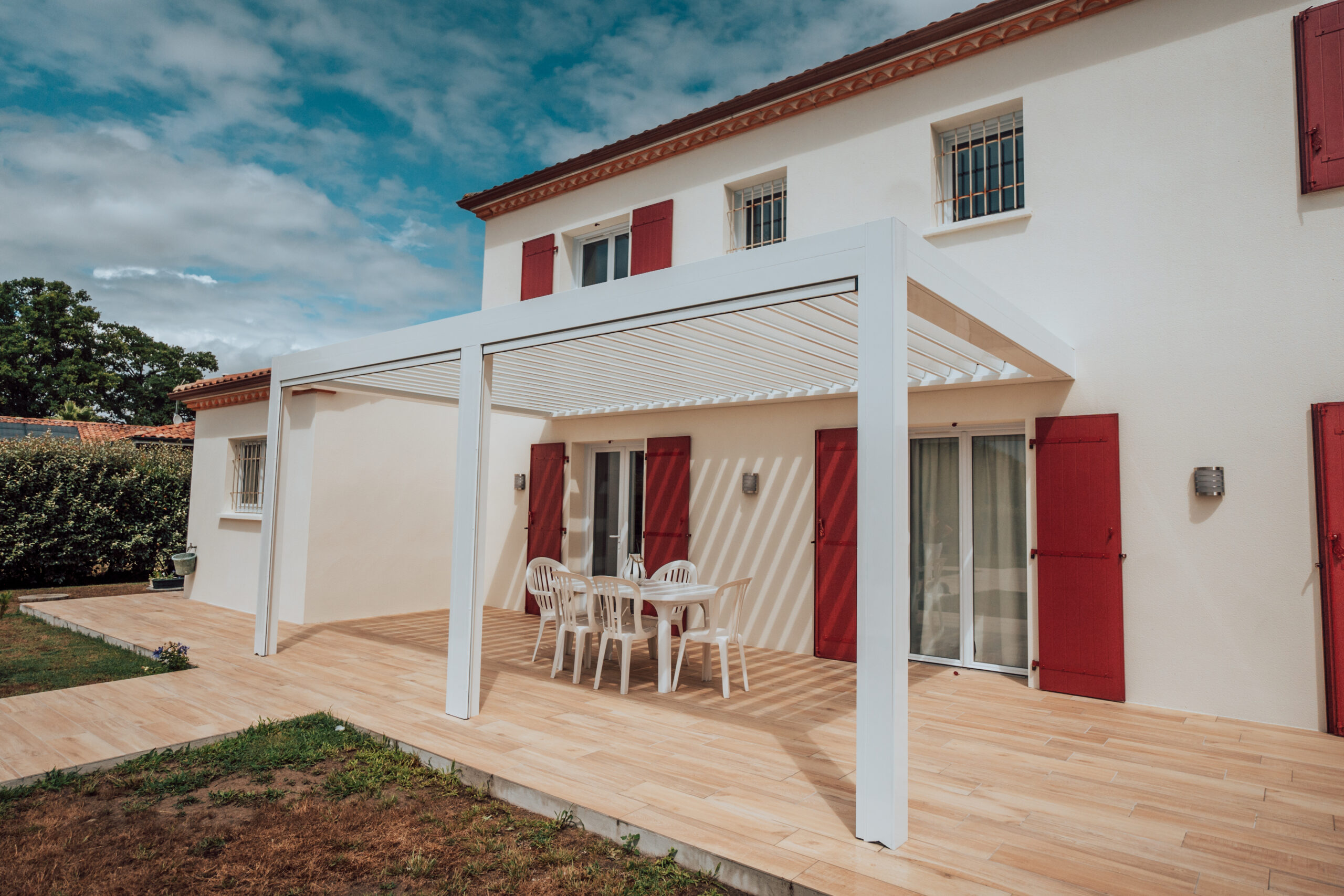 Pergola bioclimatique avec stores intégrés à Hagetmau