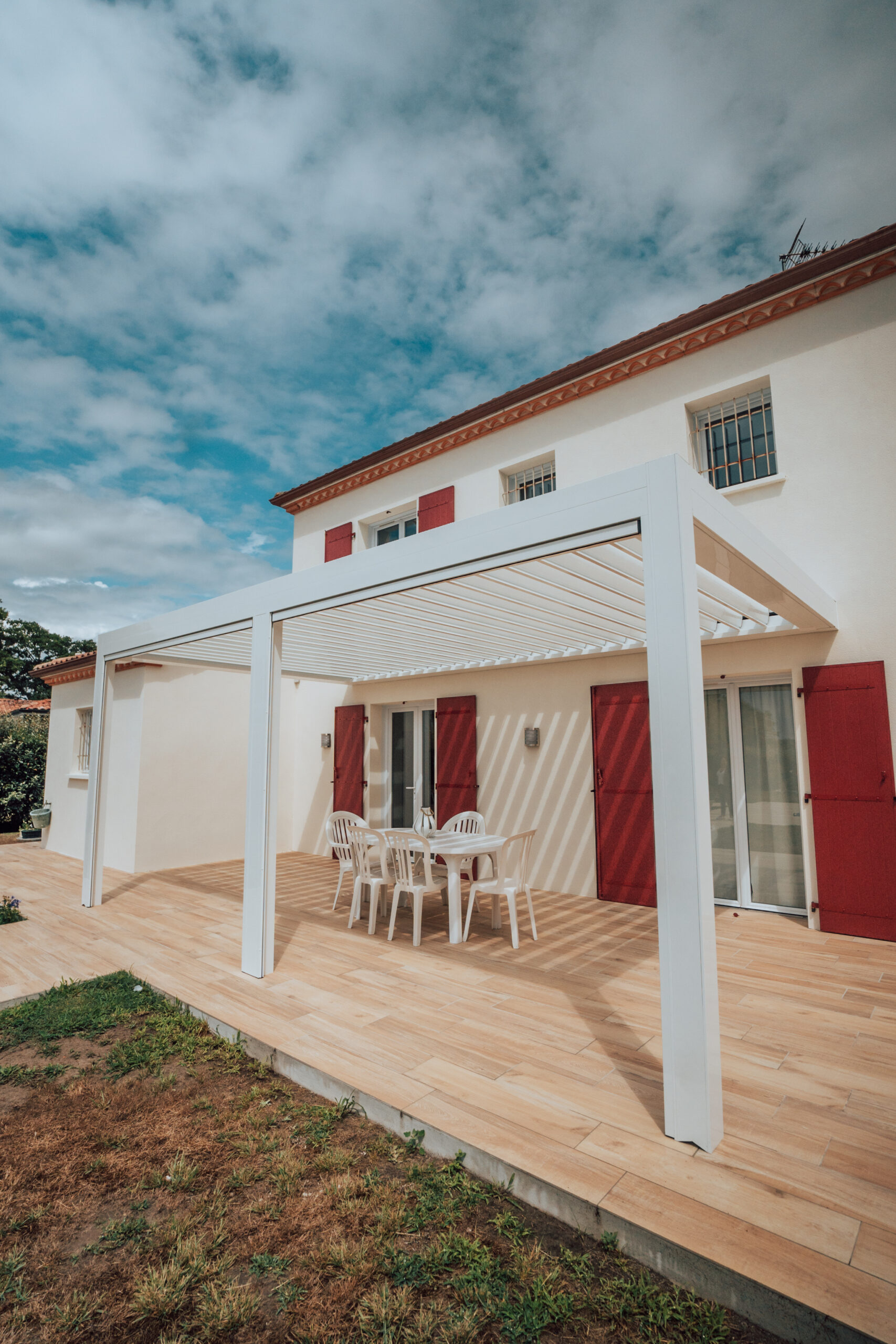 Pergola bioclimatique avec stores intégrés à Hagetmau