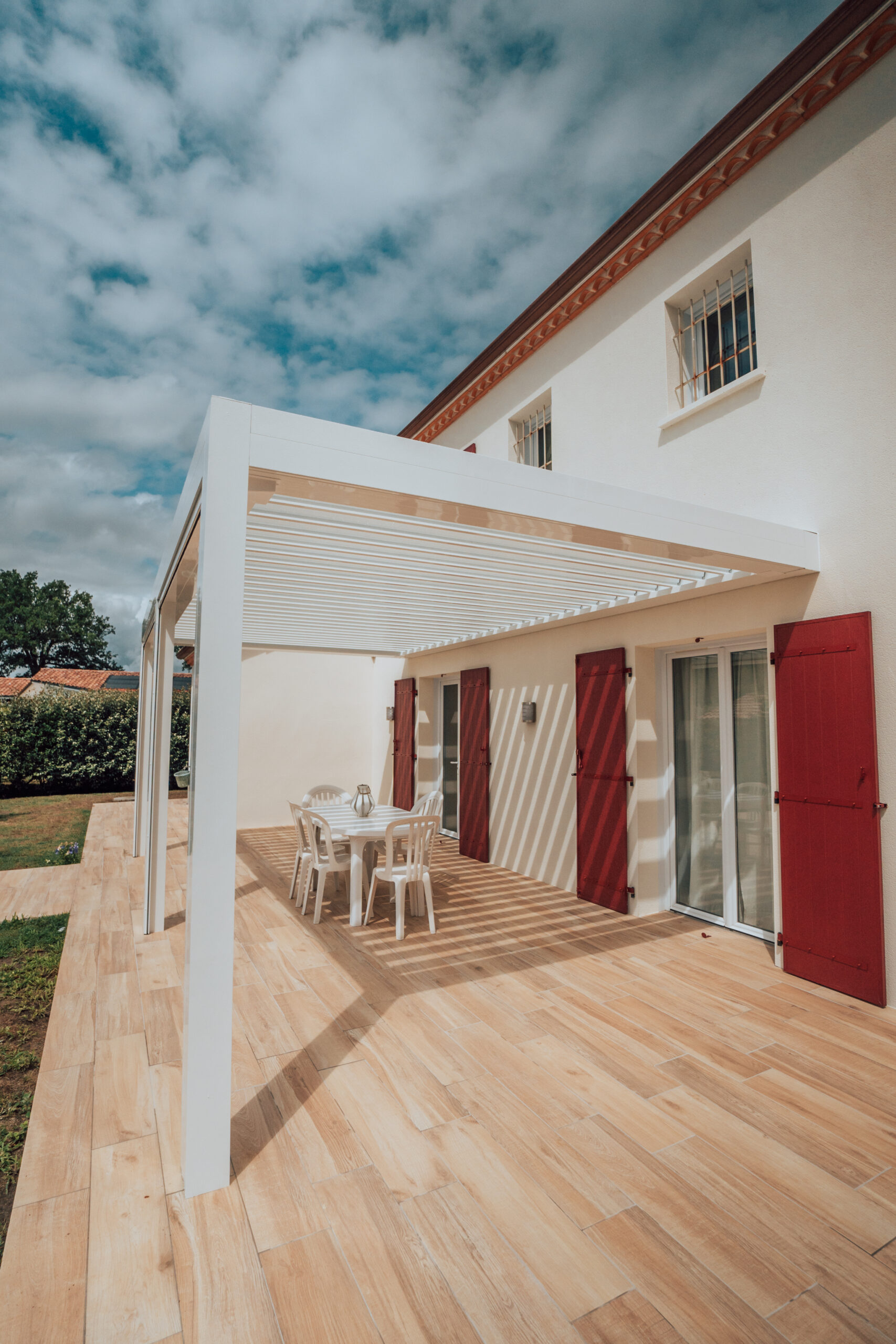 Pergola bioclimatique avec stores intégrés à Hagetmau