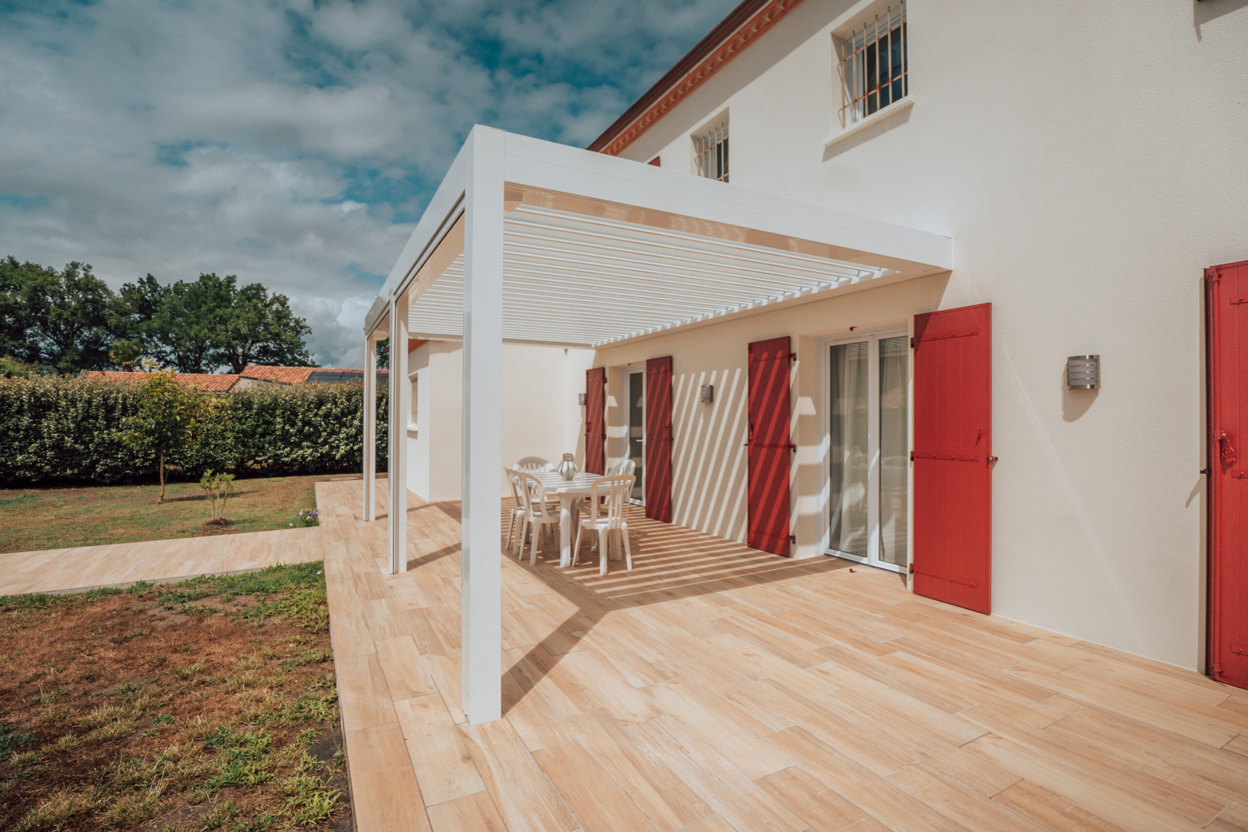 Pergola bioclimatique avec stores intégrés à Hagetmau