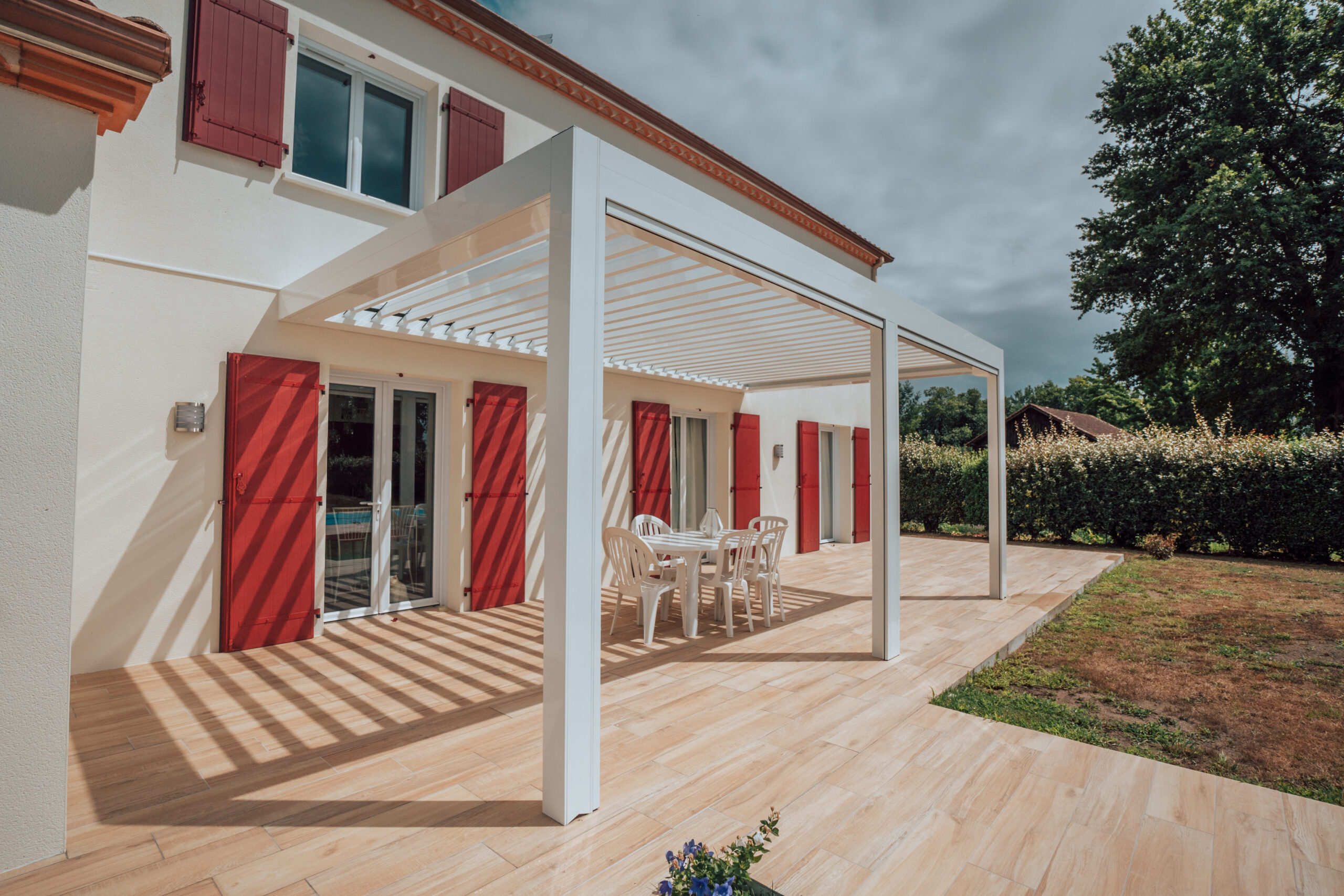 Pergola bioclimatique avec stores intégrés à Hagetmau