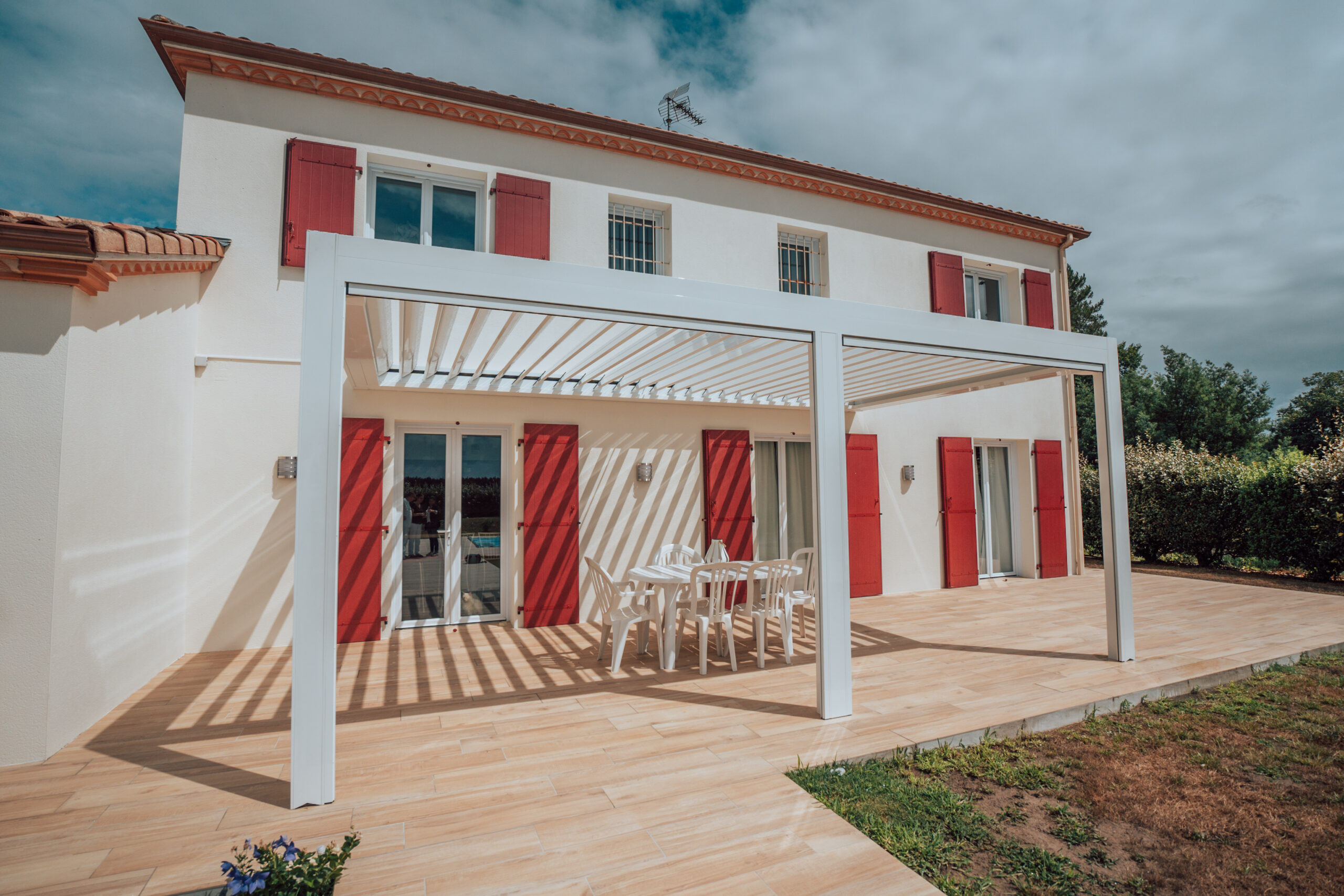 Pergola bioclimatique avec stores intégrés à Hagetmau