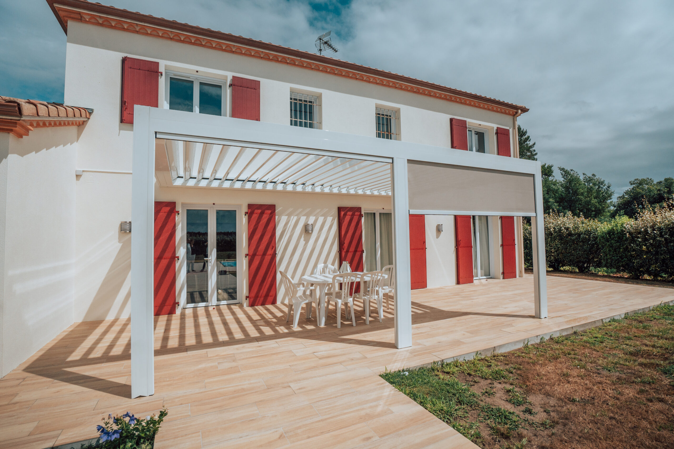 Pergola bioclimatique avec stores intégrés à Hagetmau