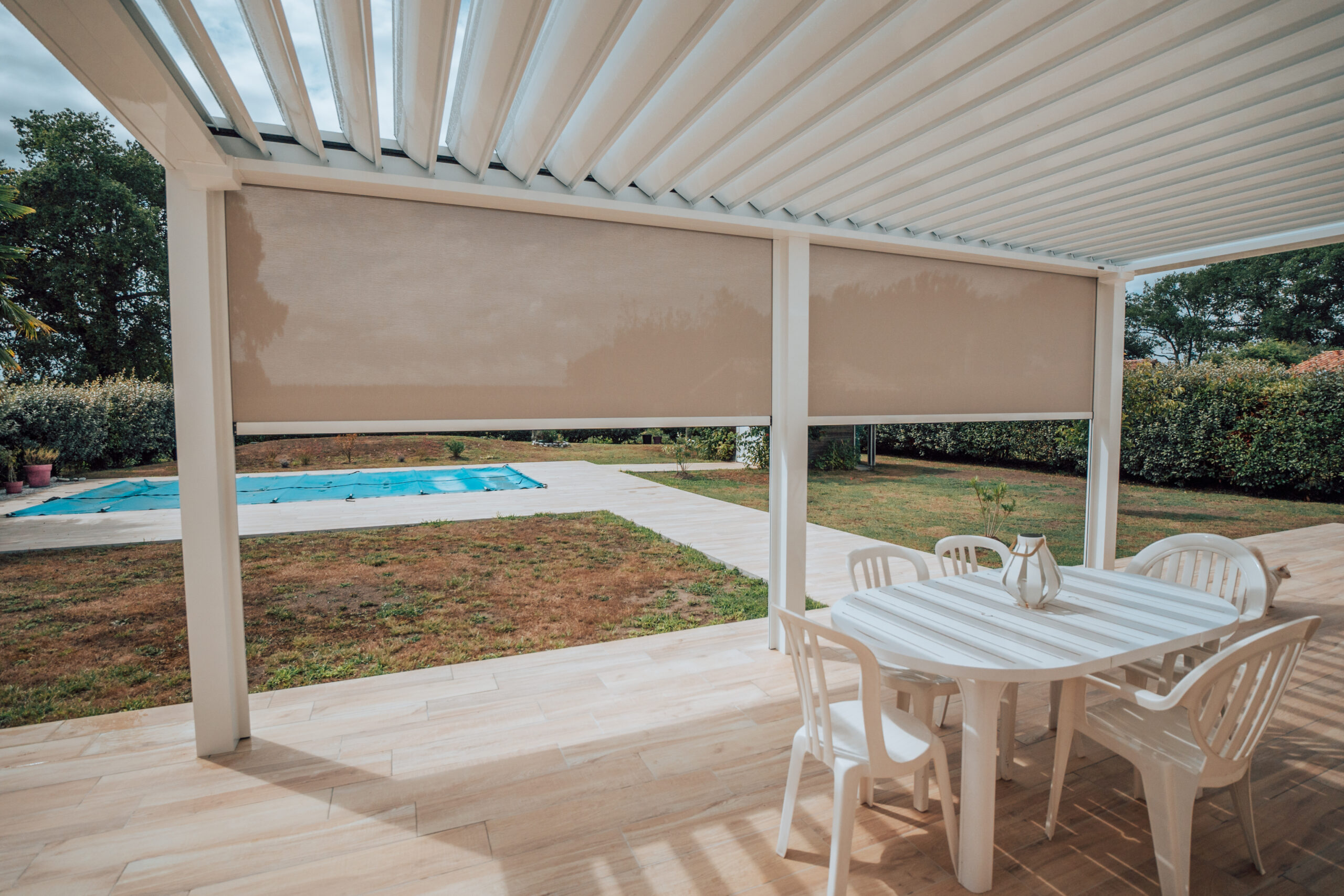 Pergola bioclimatique avec stores intégrés à Hagetmau