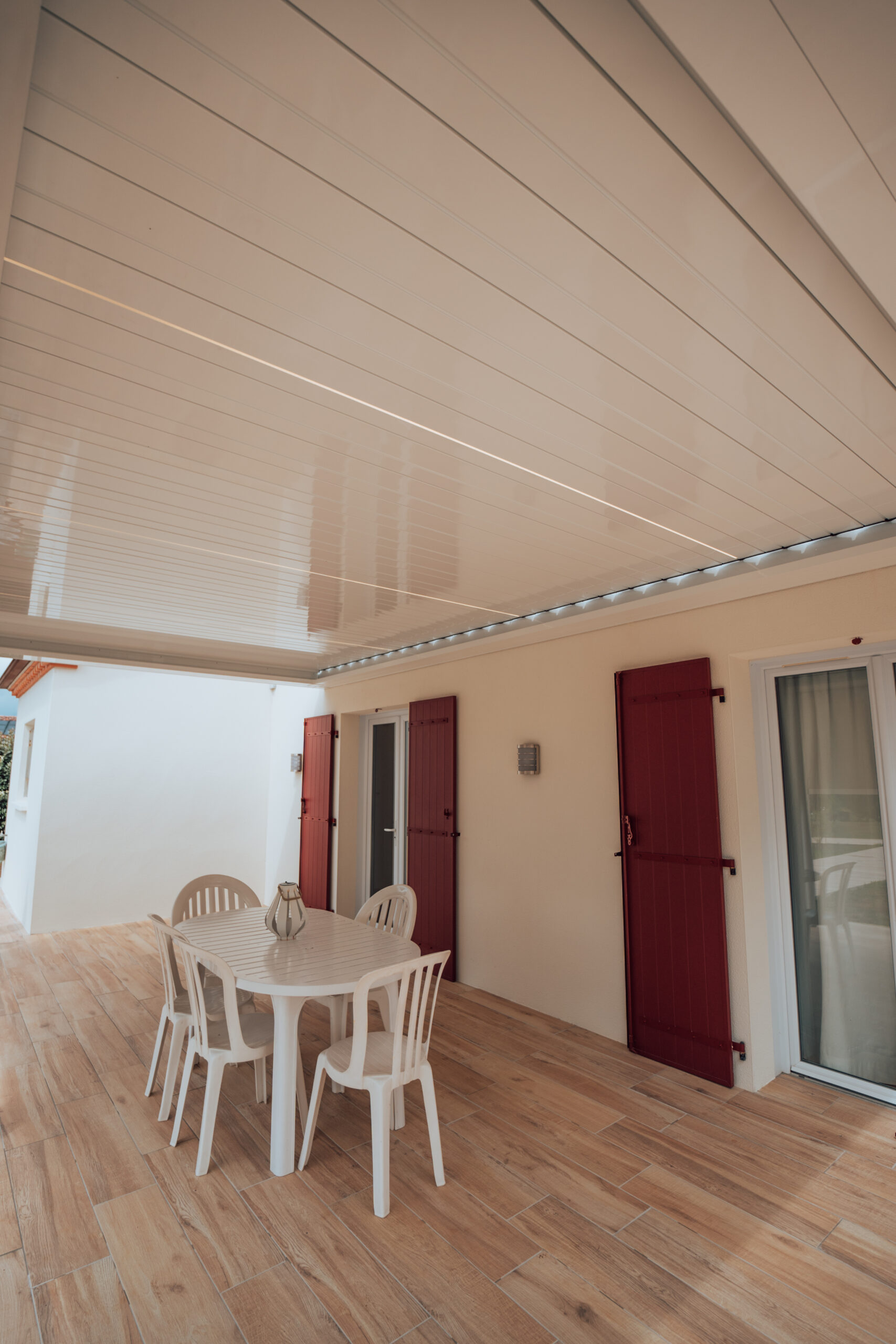 Pergola bioclimatique avec stores intégrés à Hagetmau