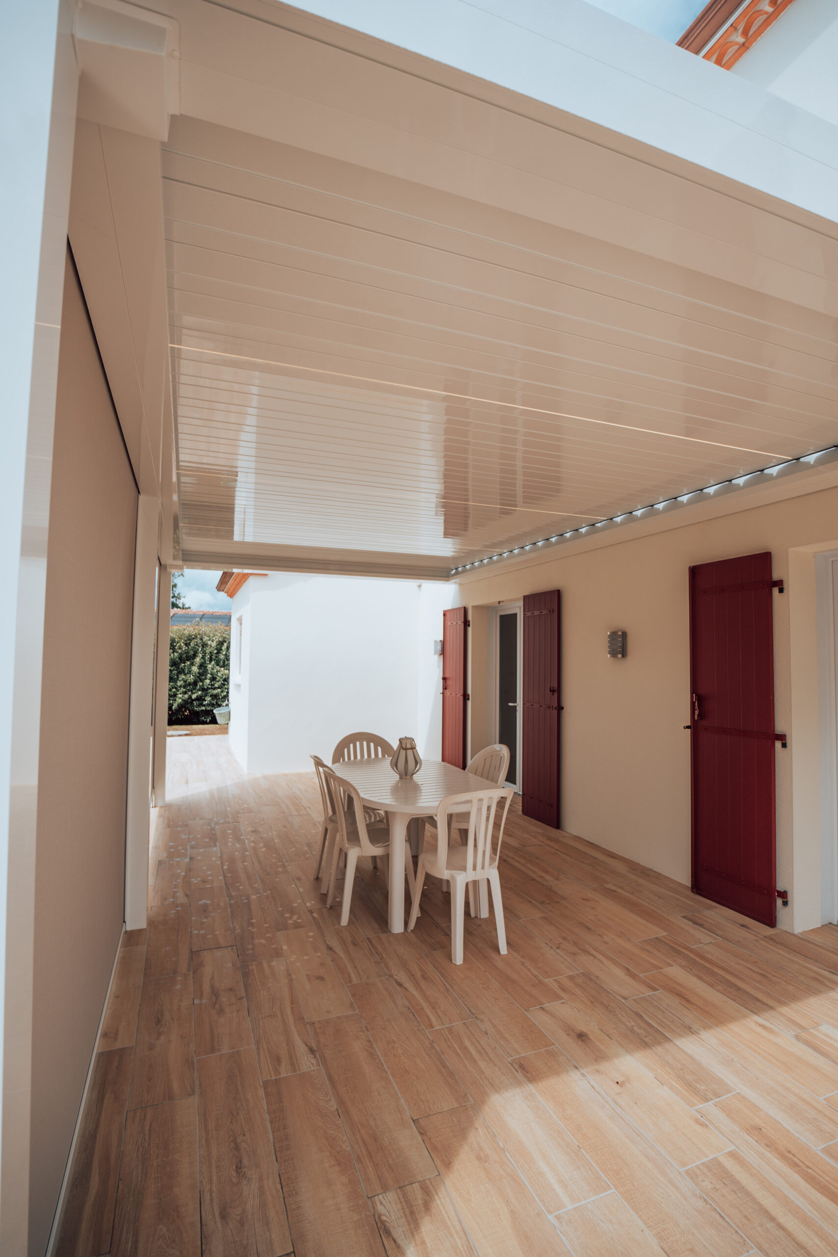 Pergola bioclimatique avec stores intégrés à Hagetmau