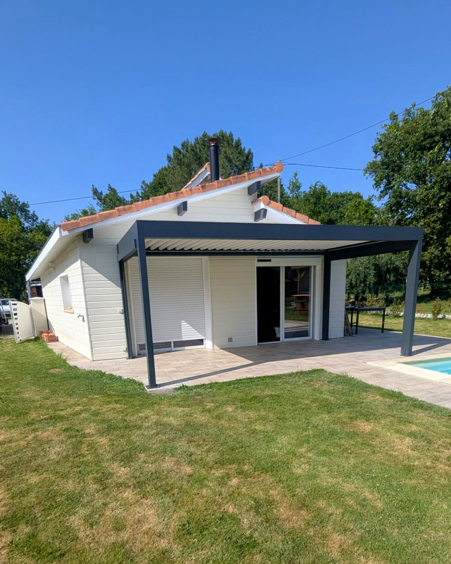 Confort et design au bord de la piscine