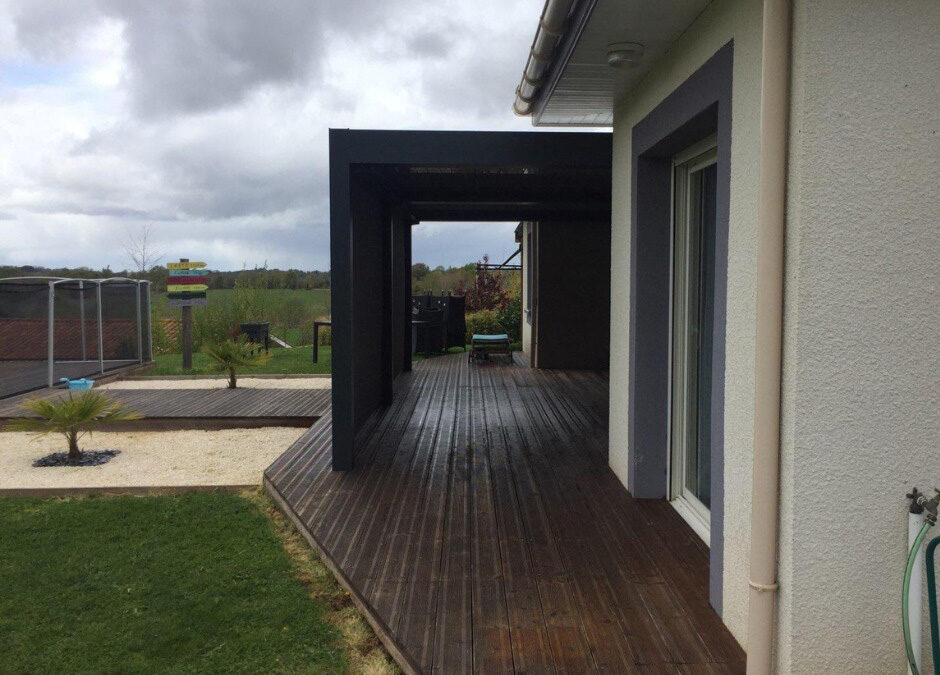 Pergola bioclimatique avec stores zip intégrés