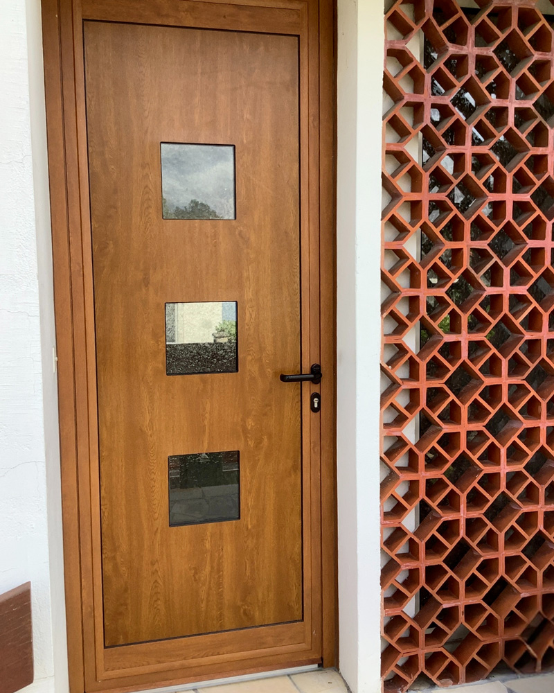 Porte d’entrée aluminium imitation bois à Saint-Pierre-du-Mont