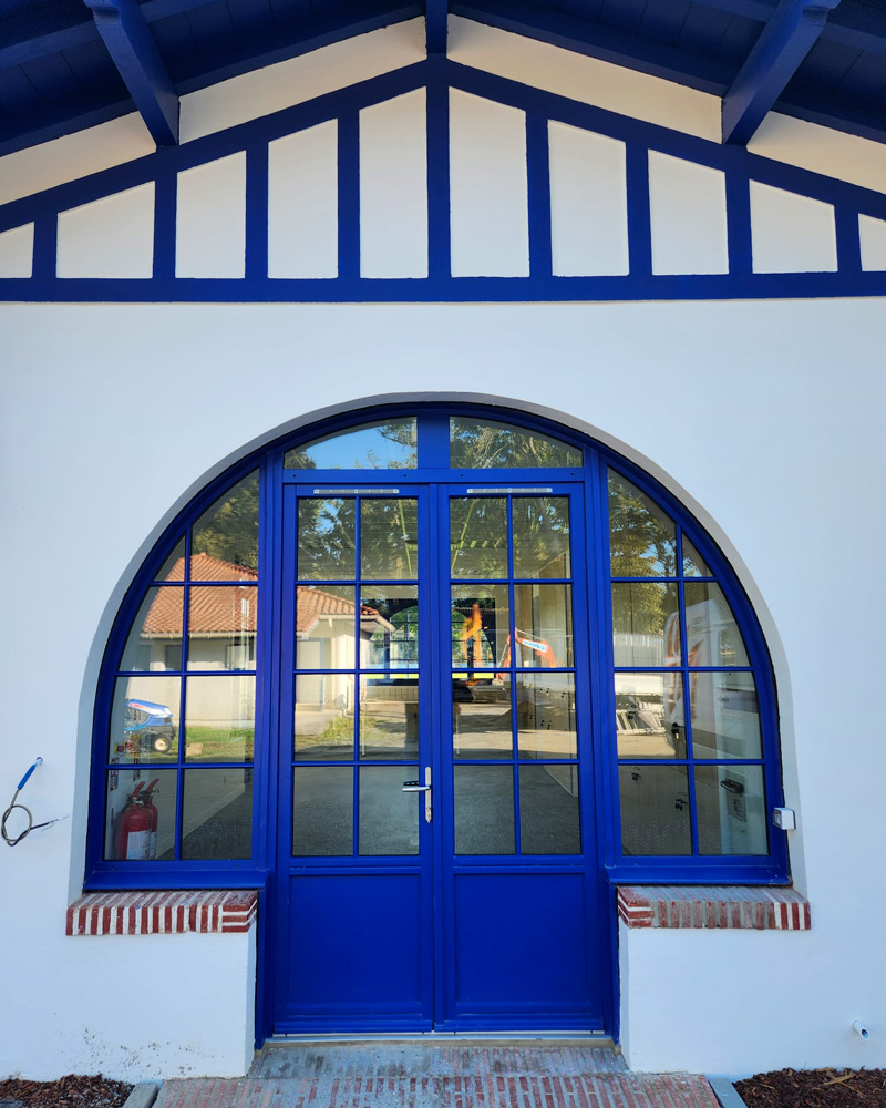 Menuiseries cintrées bois au stade de Soustons