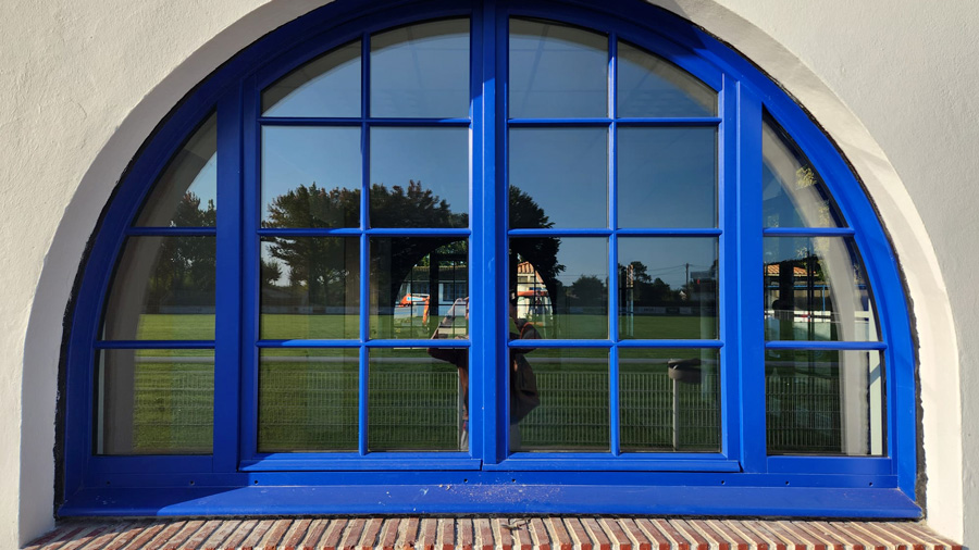 Menuiseries cintrées bois au stade de Soustons