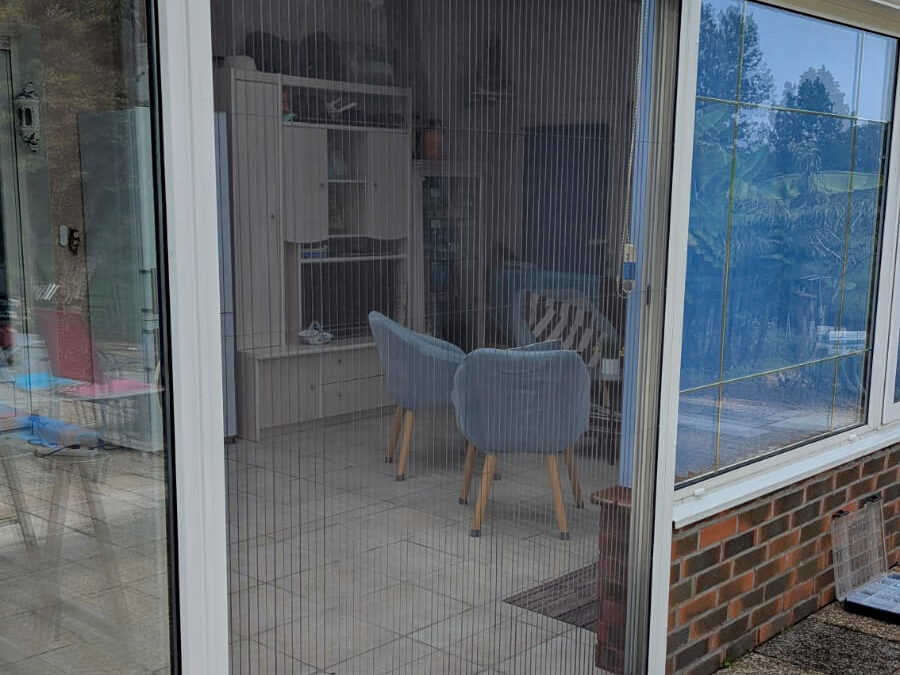 Moustiquaire plissée sur véranda dans le Gers