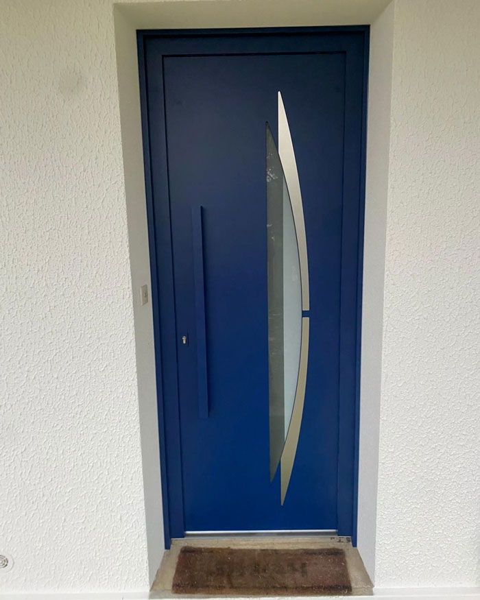 Porte d’entrée aluminium BEL’M et porte de garage Sothoferm
