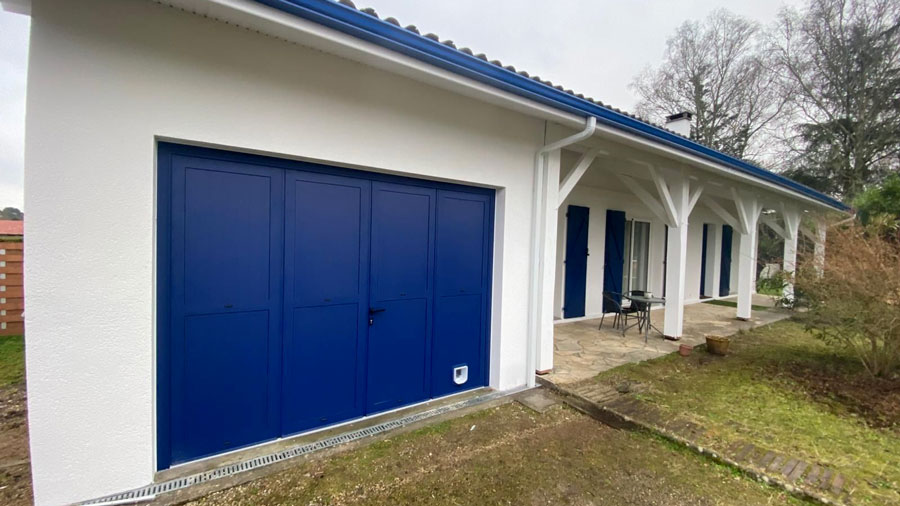 Porte d’entrée aluminium BEL’M et porte de garage Sothoferm