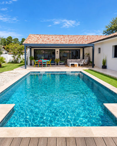 Pergola aluminium gris anthracite installée sur une terrasse au bord d’une piscine à Bretagne-de-Marsan